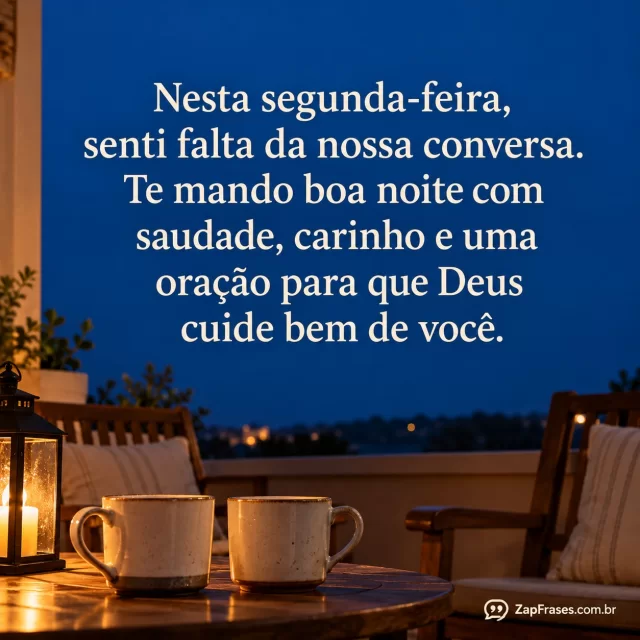 Duas canecas na mesa de uma varanda sob luz noturna, cadeiras próximas sem pessoas.. Arte com a mensagem: Nesta segunda-feira, senti falta da nossa conversa. Te mando boa noite com saudade, carinho e uma oração para que Deus cuide bem de você.