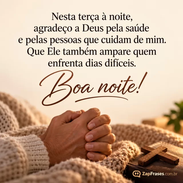 Mãos adultas unidas sobre manta, uma cruz pequena ao lado.. Arte com a mensagem: Nesta terça à noite, agradeço a Deus pela saúde e pelas pessoas que cuidam de mim. Que Ele também ampare quem enfrenta dias difíceis. Boa noite!