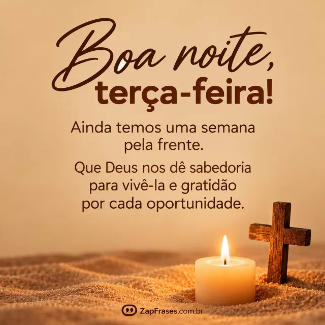 Uma pequena vela e cruz em fundo areia quente.. Arte com a mensagem: Boa noite, terça-feira! Ainda temos uma semana pela frente. Que Deus nos dê sabedoria para vivê-la e gratidão por cada oportunidade.