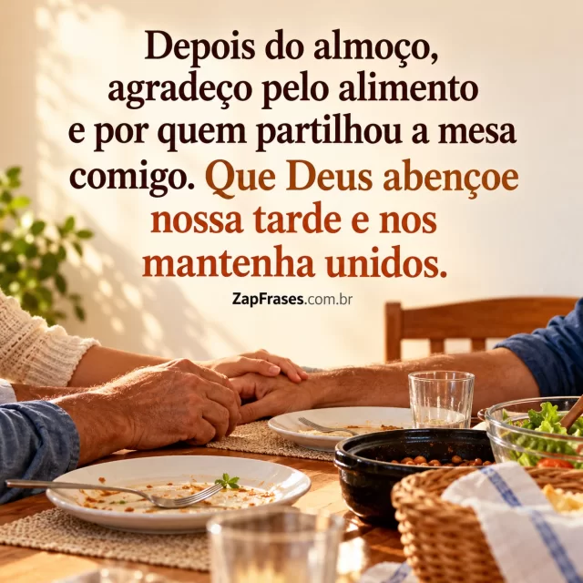 Mesa após almoço simples em família, mãos próximas, luz de tarde.. Arte com a mensagem: Depois do almoço, agradeço pelo alimento e por quem partilhou a mesa comigo. Que Deus abençoe nossa tarde e nos mantenha unidos.