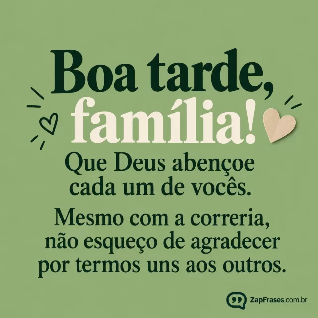 Verde-sálvia liso com coração de papel pequeno.. Arte com a mensagem: Boa tarde, família! Que Deus abençoe cada um de vocês. Mesmo com a correria, não esqueço de agradecer por termos uns aos outros.