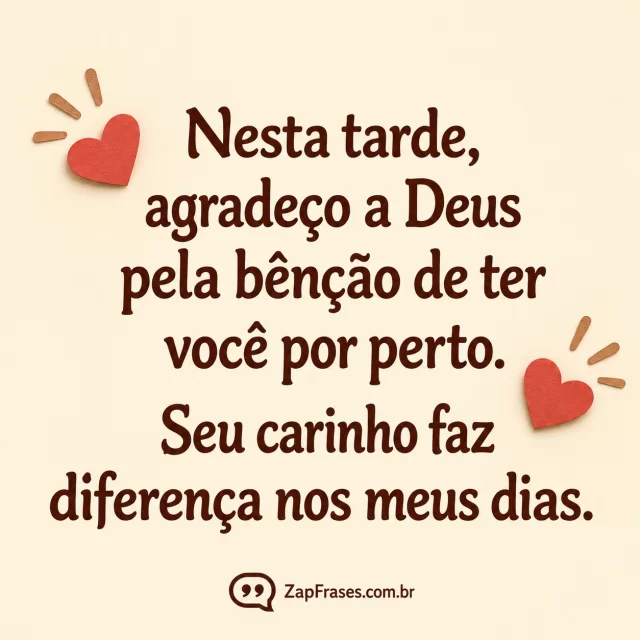 Dois corações pequenos num fundo creme, luz discreta de papel.. Arte com a mensagem: Nesta tarde, agradeço a Deus pela bênção de ter você por perto. Seu carinho faz diferença nos meus dias.