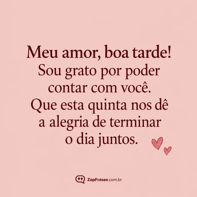 Dois pequenos corações em lápis, fundo rosé.. Arte com a mensagem: Meu amor, boa tarde! Sou grato por poder contar com você. Que esta quinta nos dê a alegria de terminar o dia juntos.