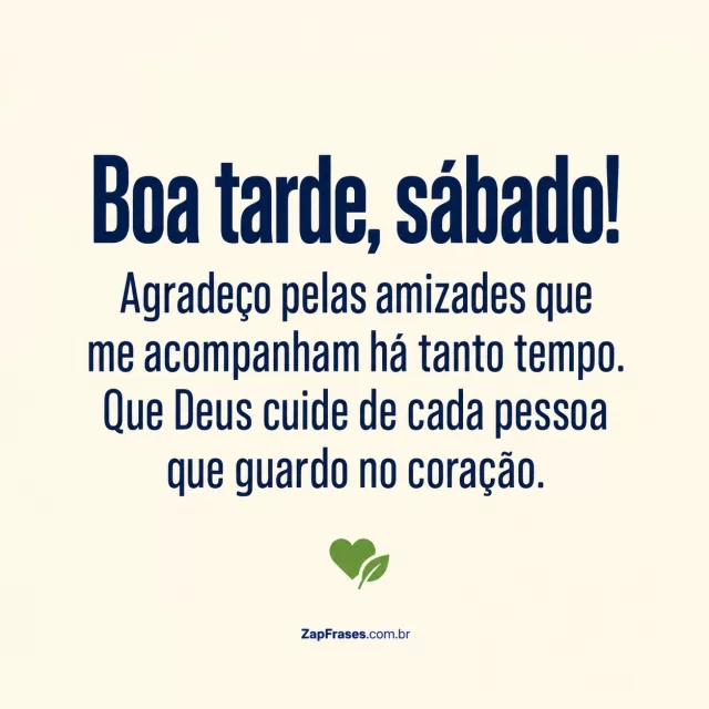 Pequeno coração verde com uma folha, fundo creme.. Arte com a mensagem: Boa tarde, sábado! Agradeço pelas amizades que me acompanham há tanto tempo. Que Deus cuide de cada pessoa que guardo no coração.