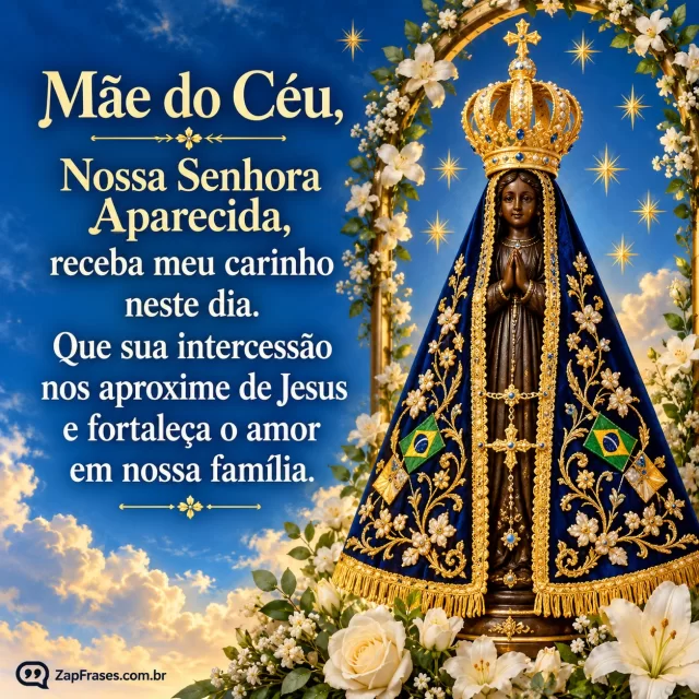 Nossa Senhora Aparecida sob arco floral discreto com estrelas douradas em céu azul. Arte com a mensagem: Mãe do Céu, Nossa Senhora Aparecida, receba meu carinho neste dia. Que sua intercessão nos aproxime de Jesus e fortaleça o amor em nossa família.