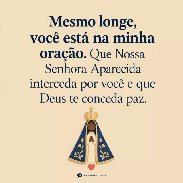 Fundo areia plano, recorte de papel adulto suave de santa Aparecida e coração somente pequeno na base, lettering azul espaçoso.. Arte com a mensagem: Mesmo longe, você está na minha oração. Que Nossa Senhora Aparecida interceda por você e que Deus te conceda paz.