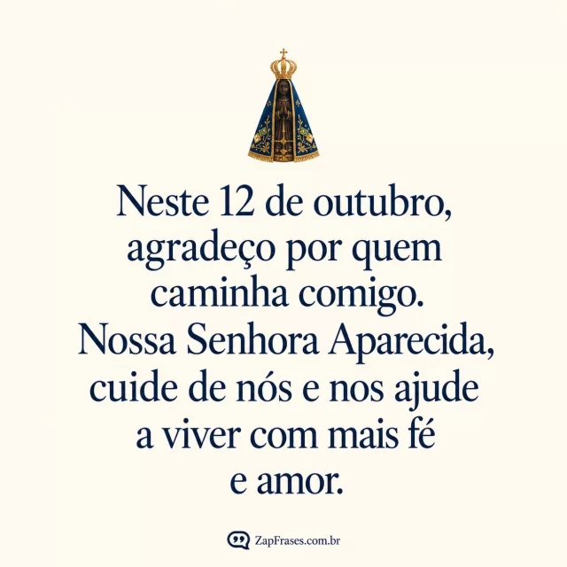 Fundo marfim totalmente opaco, minúscula silhueta reconhecível de Nossa Senhora Aparecida com manto azul triangular e coroa dourada no alto, texto serifa azul protagonista.. Arte com a mensagem: Neste 12 de outubro, agradeço por quem caminha comigo. Nossa Senhora Aparecida, cuide de nós e nos ajude a viver com mais fé e amor.