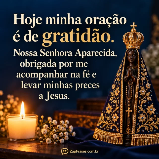 Uma única vela acesa e medalha de Nossa Senhora Aparecida em superfície escura. Arte com a mensagem: Hoje minha oração é de gratidão. Nossa Senhora Aparecida, obrigada por me acompanhar na fé e levar minhas preces a Jesus.