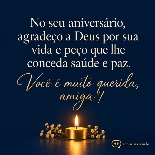 Fundo azul-marinho fosco opaco, minúscula vela dourada acesa embaixo; serifa creme com uma linha caligráfica legível.. Arte com a mensagem: No seu aniversário, agradeço a Deus por sua vida e peço que lhe conceda saúde e paz. Você é muito querida, amiga!