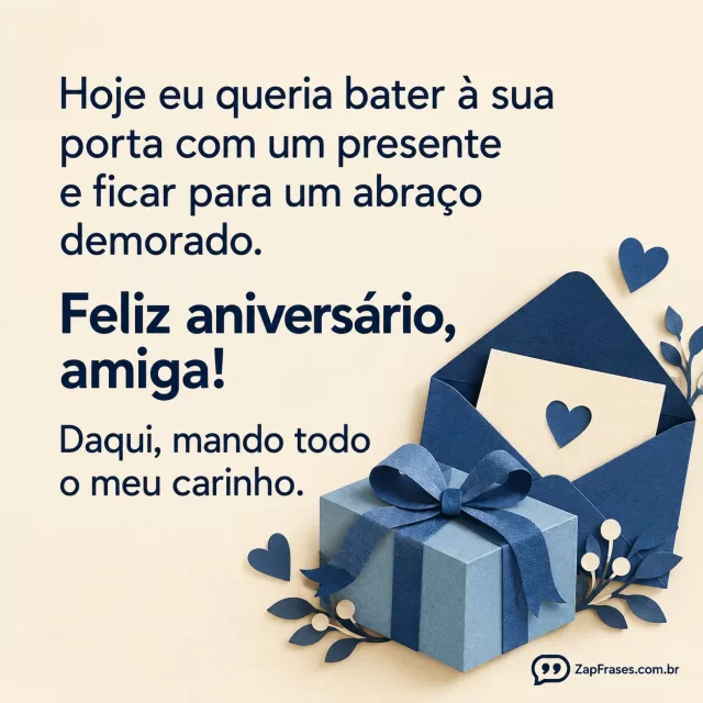 Envelope azul recortado e caixa de presente com laço, canto inferior direito em fundo creme; tipografia sans azul.. Arte com a mensagem: Hoje eu queria bater à sua porta com um presente e ficar para um abraço demorado. Feliz aniversário, amiga! Daqui, mando todo o meu carinho.