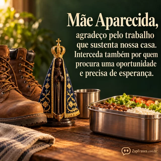 Botas de trabalho limpas e marmita em mesa de madeira; ícone pequeno de Aparecida junto, sem marcas. Luz quente lateral, fundo verde escuro com letras creme à direita.. Arte com a mensagem: Mãe Aparecida, agradeço pelo trabalho que sustenta nossa casa. Interceda também por quem procura uma oportunidade e precisa de esperança.