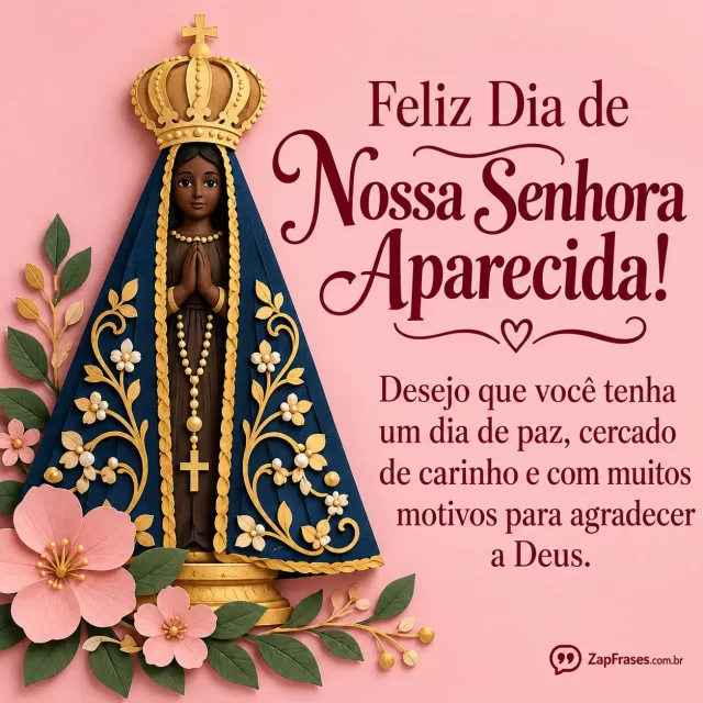 Forma icônica de Aparecida de pele escura com manto azul e coroa dourada, recorte de papel adulto elegante pequeno no topo esquerdo; fundo rosa claro opaco amplo, letras vinho. Baixa densidade.. Arte com a mensagem: Feliz Dia de Nossa Senhora Aparecida! Desejo que você tenha um dia de paz, cercado de carinho e com muitos motivos para agradecer a Deus.