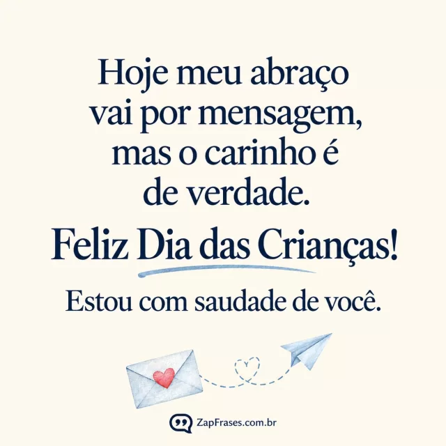 Pequeno envelope com coração e avião de papel no rodapé de fundo creme opaco, texto protagonista, sem pessoas.. Arte com a mensagem: Hoje meu abraço vai por mensagem, mas o carinho é de verdade. Feliz Dia das Crianças! Estou com saudade de você.