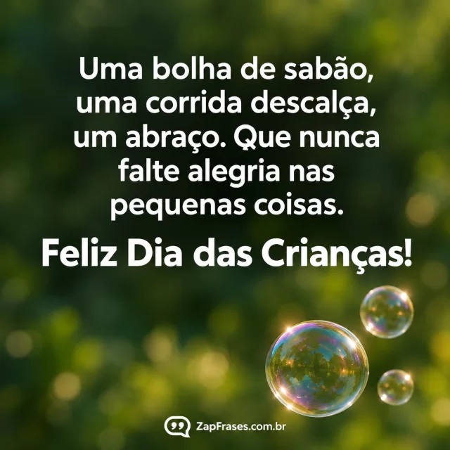 Três bolhas de sabão sobre jardim verde inteiramente desfocado, sem pessoas, texto branco em área calma.. Arte com a mensagem: Uma bolha de sabão, uma corrida descalça, um abraço. Que nunca falte alegria nas pequenas coisas. Feliz Dia das Crianças!