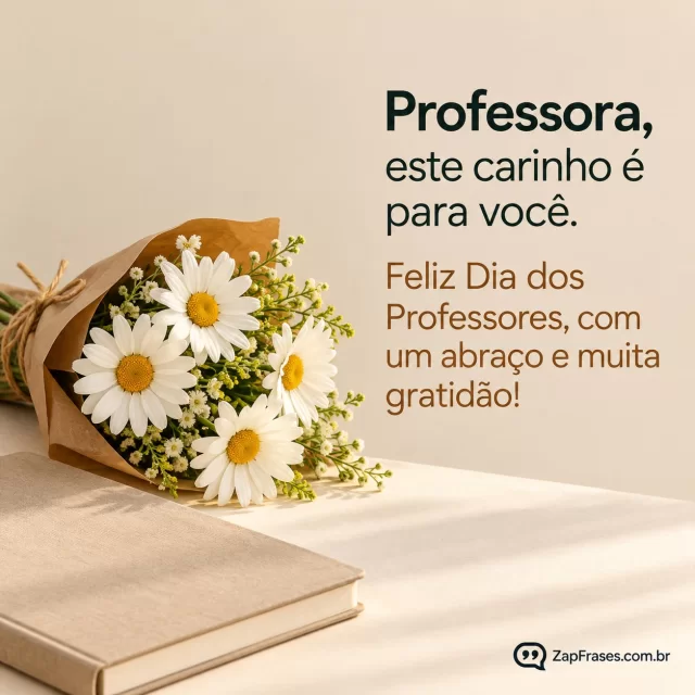 Fotografia editorial de pequeno buquê de margaridas sobre mesa clara com caderno fechado sem escrita, composição assimétrica, letra sem serifa elegante. Sem pessoas.. Arte com a mensagem: Professora, este carinho é para você. Feliz Dia dos Professores, com um abraço e muita gratidão!