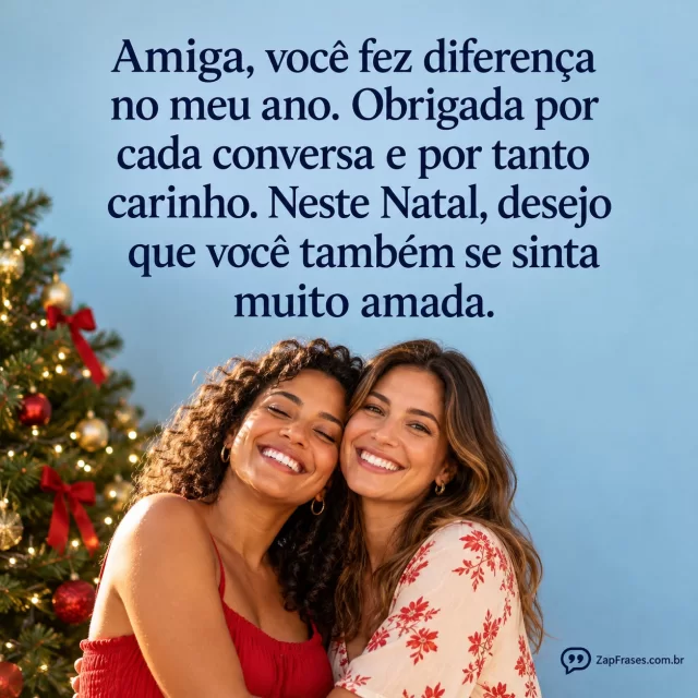 Fotografia editorial realista de duas amigas brasileiras adultas sorrindo em abraço lateral ao lado de árvore natalina discreta, enquadradas no terço inferior, luz de verão suave; parede azul clara lisa nos dois terços superiores com letras azul marinho grandes.. Arte com a mensagem: Amiga, você fez diferença no meu ano. Obrigada por cada conversa e por tanto carinho. Neste Natal, desejo que você também se sinta muito amada.