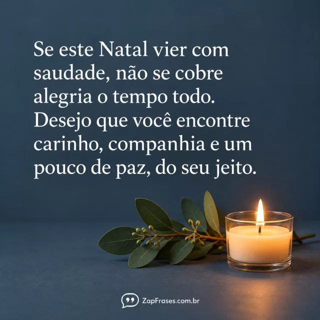 Fotografia de natureza morta minimalista, uma vela pequena acesa e um único ramo verde ao lado, superfície azul acinzentada fosca totalmente opaca, grande área lisa com texto branco de alto contraste, atmosfera acolhedora sem símbolo fúnebre ou cadeira vazia.. Arte com a mensagem: Se este Natal vier com saudade, não se cobre alegria o tempo todo. Desejo que você encontre carinho, companhia e um pouco de paz, do seu jeito.