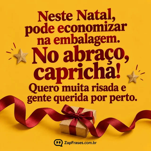 Colagem gráfica adulta vibrante, único presente pequeno com fita longa formando curva no rodapé e dois recortes de estrela discretos, fundo amarelo mostarda opaco, letras grossas vinho grandes; composição tipográfica alegre e arejada, sem pessoas.. Arte com a mensagem: Neste Natal, pode economizar na embalagem. No abraço, capricha! Quero muita risada e gente querida por perto.