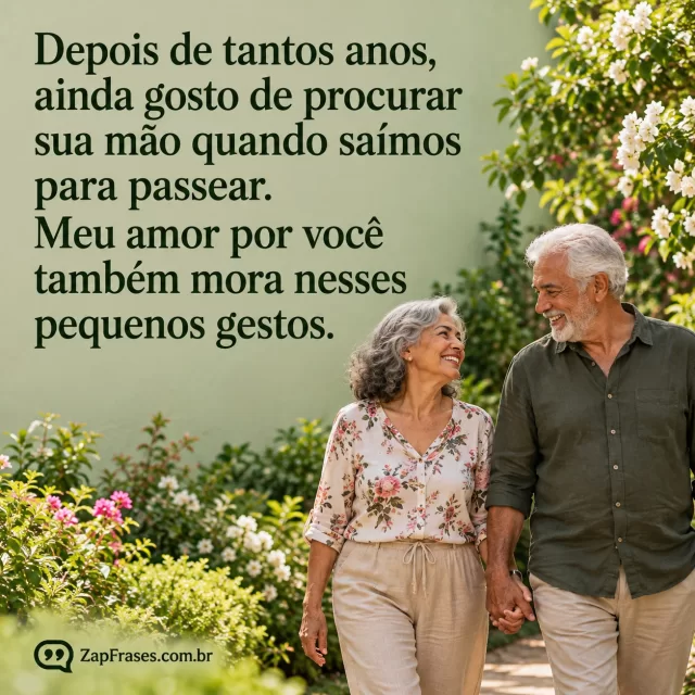 Casal idoso de cabelos grisalhos passeia de mãos dadas num jardim florido; mensagem em letras verdes sobre fundo sálvia.. Arte com a mensagem: Depois de tantos anos, ainda gosto de procurar sua mão quando saímos para passear. Meu amor por você também mora nesses pequenos gestos.