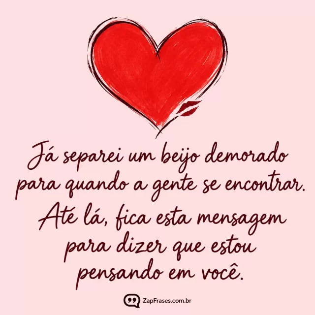 Coração vermelho desenhado a nanquim na parte superior de um fundo rosa, com mensagem em letra manual vinho abaixo.. Arte com a mensagem: Já separei um beijo demorado para quando a gente se encontrar. Até lá, fica esta mensagem para dizer que estou pensando em você.
