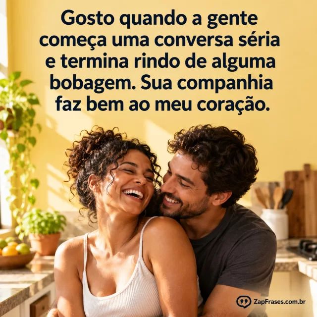 Fotografia de casal adulto sorrindo abraçado numa cozinha iluminada; mensagem em letras azuis sobre parede amarela.. Arte com a mensagem: Gosto quando a gente começa uma conversa séria e termina rindo de alguma bobagem. Sua companhia faz bem ao meu coração.
