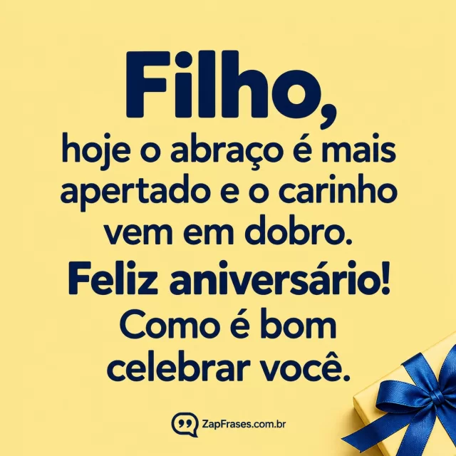 Arte tipográfica azul marinho sobre fundo amarelo com pequeno presente e fita azul no canto inferior.. Arte com a mensagem: Filho, hoje o abraço é mais apertado e o carinho vem em dobro. Feliz aniversário! Como é bom celebrar você.