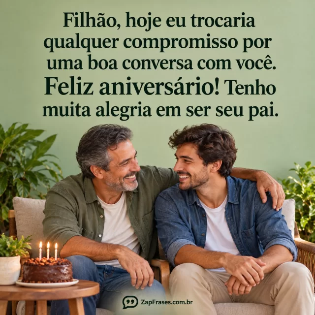 Fotografia de pai grisalho e filho adulto sorridentes numa varanda, com pequeno bolo de aniversário ao lado.. Arte com a mensagem: Filhão, hoje eu trocaria qualquer compromisso por uma boa conversa com você. Feliz aniversário! Tenho muita alegria em ser seu pai.