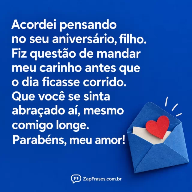 Colagem com envelope azul aberto e coração vermelho de papel sobre fundo azul, com mensagem em letras brancas.. Arte com a mensagem: Acordei pensando no seu aniversário, filho. Fiz questão de mandar meu carinho antes que o dia ficasse corrido. Que você se sinta abraçado aí, mesmo comigo longe. Parabéns, meu amor!