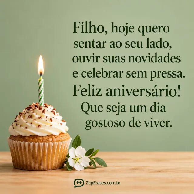 Fotografia minimalista de cupcake com vela acesa e flor sobre mesa de madeira, em fundo verde sálvia.. Arte com a mensagem: Filho, hoje quero sentar ao seu lado, ouvir suas novidades e celebrar sem pressa. Feliz aniversário! Que seja um dia gostoso de viver.