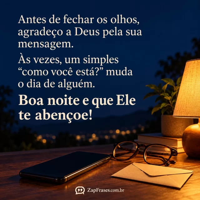 Celular de tela escura, óculos e envelope sobre mesa noturna iluminada por abajur âmbar; mensagem em letras creme no fundo azul.. Arte com a mensagem: Antes de fechar os olhos, agradeço a Deus pela sua mensagem. Às vezes, um simples “como você está?” muda o dia de alguém. Boa noite e que Ele te abençoe!