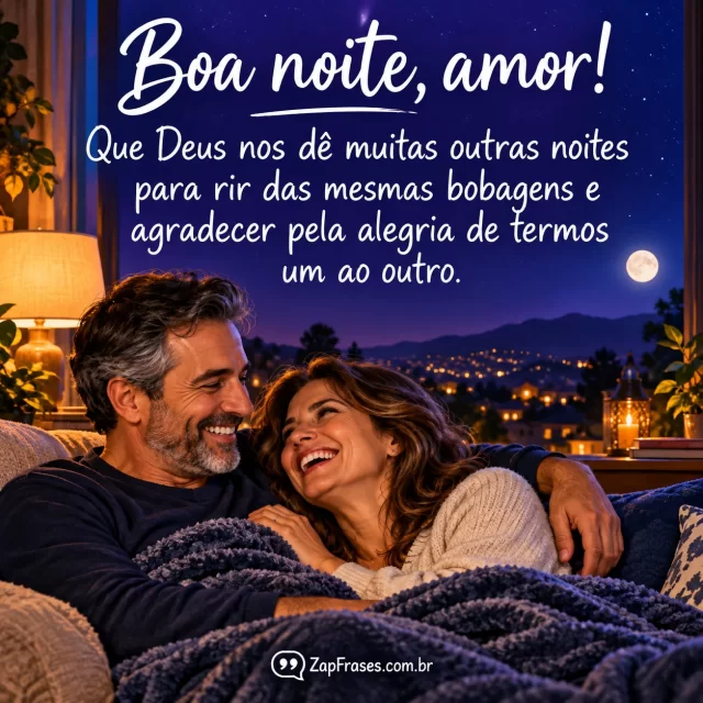 Casal de meia-idade sorrindo junto no sofá sob manta, com céu violeta e lua ao fundo e texto branco manuscrito acima.. Arte com a mensagem: Boa noite, amor! Que Deus nos dê muitas outras noites para rir das mesmas bobagens e agradecer pela alegria de termos um ao outro.