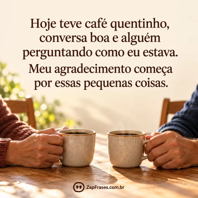 Duas pessoas seguram xícaras de café próximas numa mesa de madeira iluminada, com mensagem castanha na área creme. Arte com a mensagem: Hoje teve café quentinho, conversa boa e alguém perguntando como eu estava. Meu agradecimento começa por essas pequenas coisas.