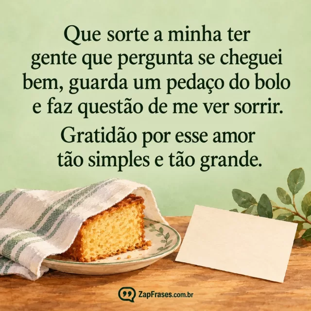 Fatia de bolo guardada sob pano ao lado de cartão sem escrita, em aquarela sálvia e mensagem verde. Arte com a mensagem: Que sorte a minha ter gente que pergunta se cheguei bem, guarda um pedaço do bolo e faz questão de me ver sorrir. Gratidão por esse amor tão simples e tão grande.