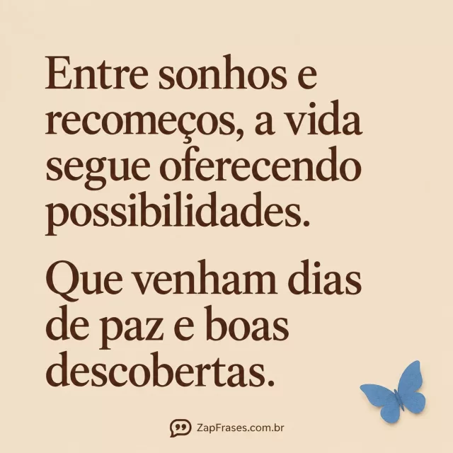 Serifa castanha em areia com pequena borboleta azul de papel no canto. Arte com a mensagem: Entre sonhos e recomeços, a vida segue oferecendo possibilidades. Que venham dias de paz e boas descobertas.