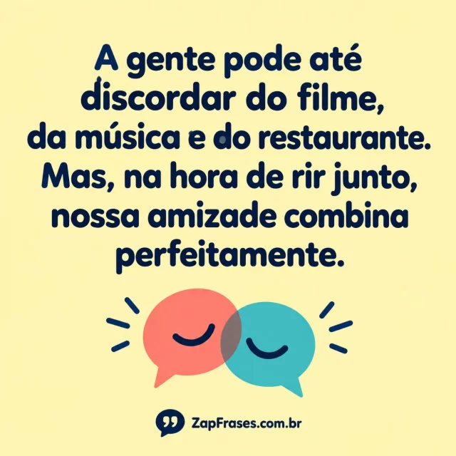 Tipografia arredondada azul em amarelo com dois balões de conversa sorridentes. Humor visual ligado à risada; frase completa sem escrita extra.. Arte com a mensagem: A gente pode até discordar do filme, da música e do restaurante. Mas, na hora de rir junto, nossa amizade combina perfeitamente.