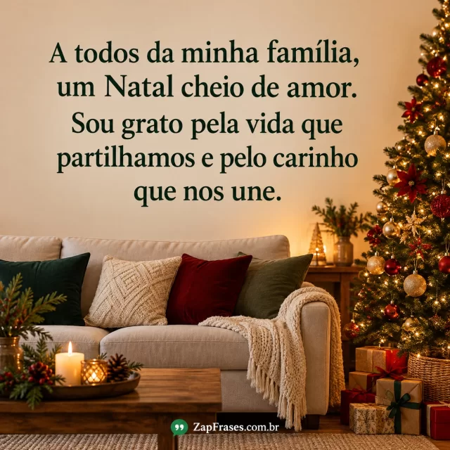 Sala fotografada com sofá e árvore natalina à direita, texto verde em parede bege. Família e partilhamos íntegros; nenhuma escrita adicional nos objetos.. Arte com a mensagem: A todos da minha família, um Natal cheio de amor. Sou grato pela vida que partilhamos e pelo carinho que nos une.
