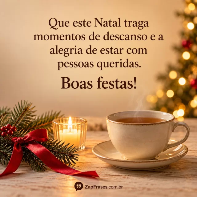 Xícara de chá, vela, pinheiro e laço vermelho fotografados na base, texto marrom sobre bege. Descanso ilustrado sem escrita extra nem obstrução da frase.. Arte com a mensagem: Que este Natal traga momentos de descanso e a alegria de estar com pessoas queridas. Boas festas!