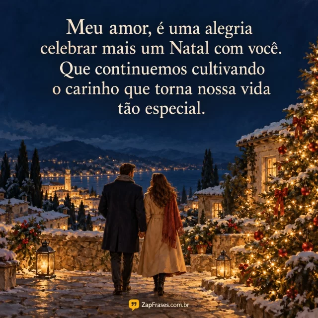 Casal adulto de mãos dadas visto de costas junto a árvore iluminada em pintura noturna azul e dourada, vila ao fundo. Texto creme completo no céu e marca discreta.. Arte com a mensagem: Meu amor, é uma alegria celebrar mais um Natal com você. Que continuemos cultivando o carinho que torna nossa vida tão especial.