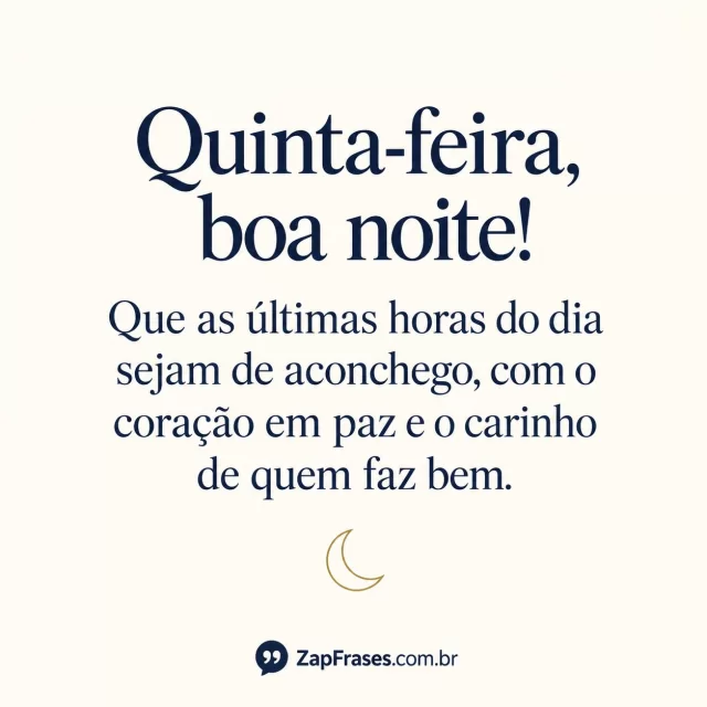 Serifa azul em marfim com lua linear dourada pequena abaixo. Últimas e coração corretos, leitura ampla e assinatura azul secundária.. Arte com a mensagem: Quinta-feira, boa noite! Que as últimas horas do dia sejam de aconchego, com o coração em paz e o carinho de quem faz bem.