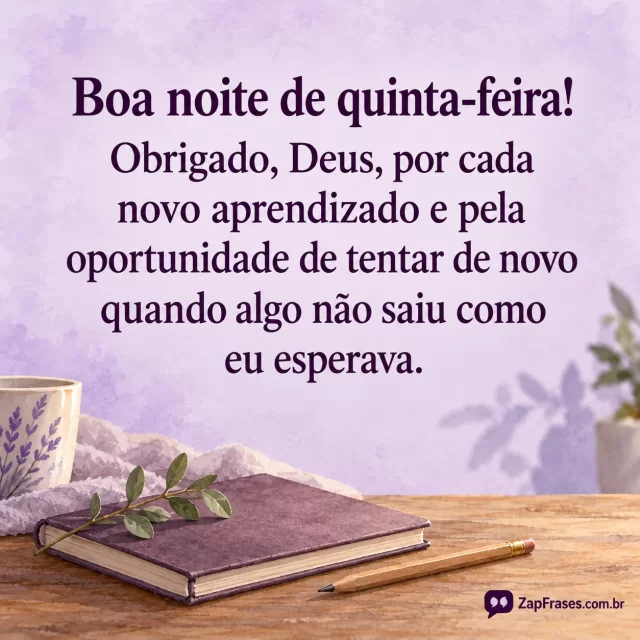 Caderno fechado e lápis em aquarela lavanda, texto ameixa grande em área limpa. Aprendizado e oportunidade corretos, sem escrita no caderno nem letras extras.. Arte com a mensagem: Boa noite de quinta-feira! Obrigado, Deus, por cada novo aprendizado e pela oportunidade de tentar de novo quando algo não saiu como eu esperava.