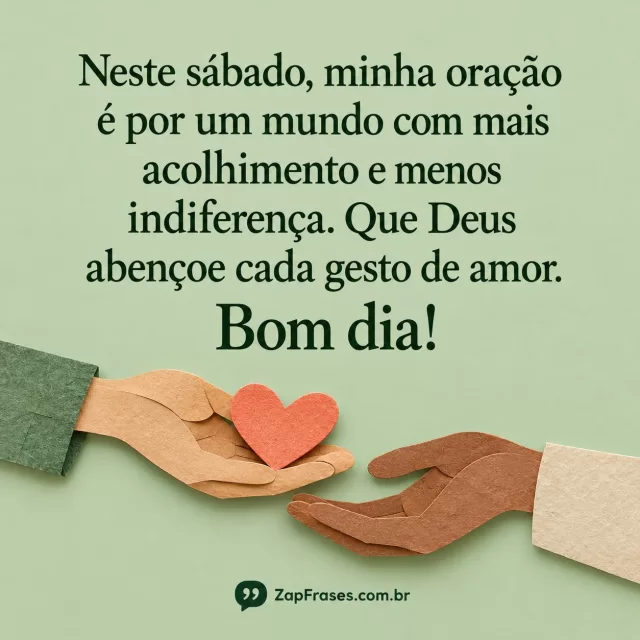 Mãos de papel oferecem coração coral sobre fundo sálvia, oração verde em área limpa. Indiferença e abençoe corretos; logo tem aspas, não coração.. Arte com a mensagem: Neste sábado, minha oração é por um mundo com mais acolhimento e menos indiferença. Que Deus abençoe cada gesto de amor. Bom dia!