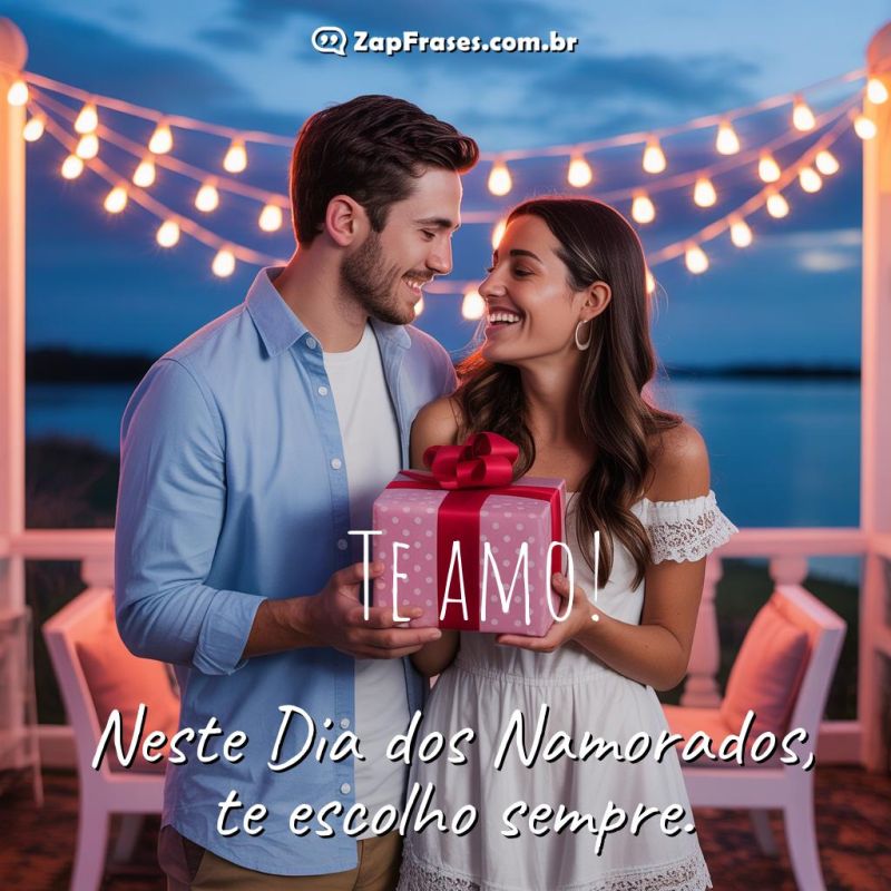 Um casal sorridente em uma varanda romântica à noite, trocando presentes com amor.